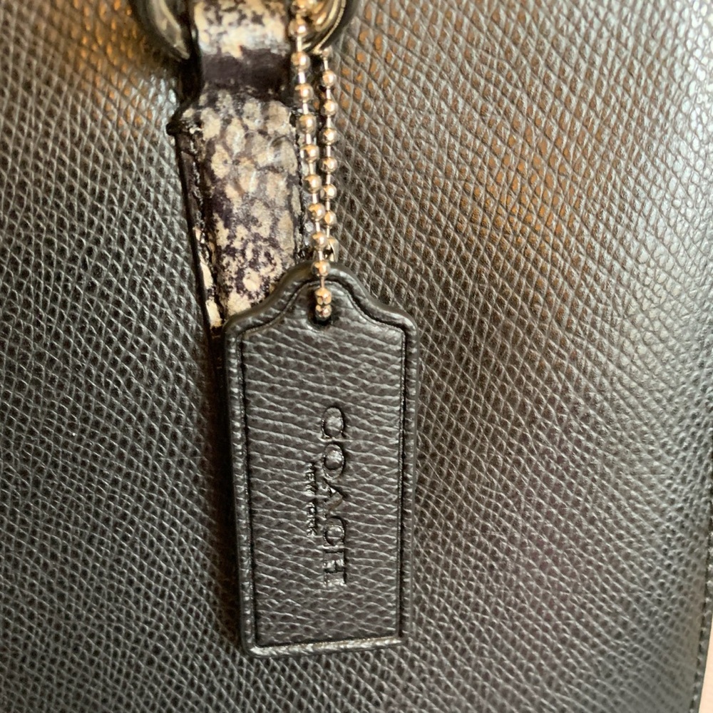 AUTHENTIC- COACH Christie Cross Grain Leather Carryall in Black and Taupe. - Picture 3 of 8